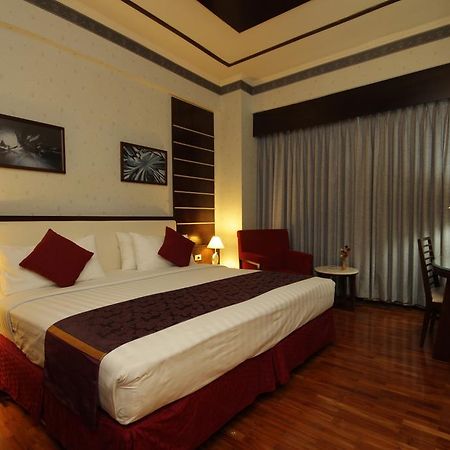 Hotel Maharadja Джакарта Экстерьер фото
