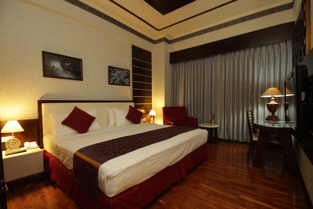 Hotel Maharadja Джакарта Экстерьер фото